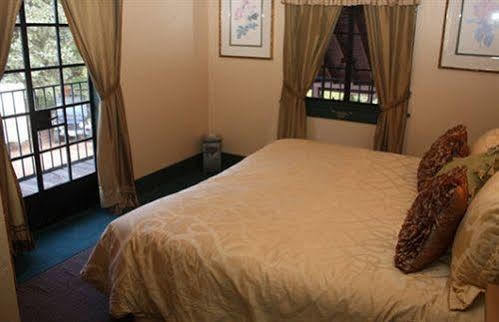 The Historic Brook Forest Inn Evergreen Exterior foto
